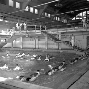 Reportage aux bains de la Sauvenière pour Liège école, septembre 1956 © Province de Liège – Musée de la Vie wallonne © Agence Desarcy - Robyns