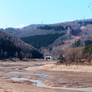 Vue lointaine de la centrale ( photo F. Detry )
