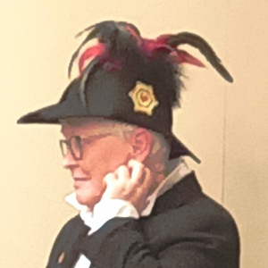 Le couvre-chef emplumé de rouge et de noir, signe distinctif des membres du club ( Photo F. Detry )