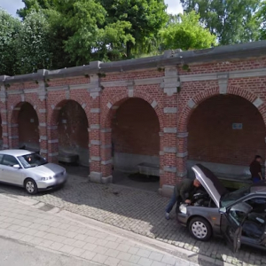 Un autre usage illicite des Six Fontaines. Depuis les derniers aménagements voici près de 15 ans, des panneaux indiquent que le car wash y est interdit... ©GSV