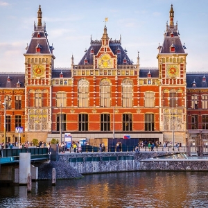 1) Amsterdam-Centraal (Pays-Bas)