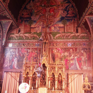 Bruges Basilique du St Sang ( photo: F.Detry ).  Le maître-autel est de Jean-Baptiste Bethune et la fresque murale le surmontant est de René de Cramer et de Frans Coppejans