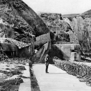 Durant la Seconde Guerre mondiale, une sentinelle allemande en faction sur le Mur de l’Atlantique…   © Getty ImageRoger-Viollet
