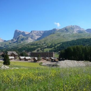 Vue du site et du Pic de Bure