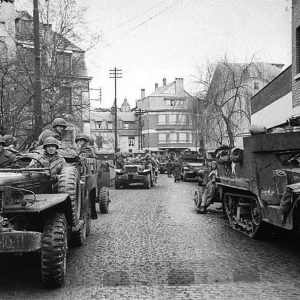 Rassemblement des troupes américaines dans la rue de la Gare – à Malmedy.