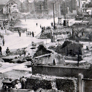 Vue aérienne de la place Albert 1er après les bombardements