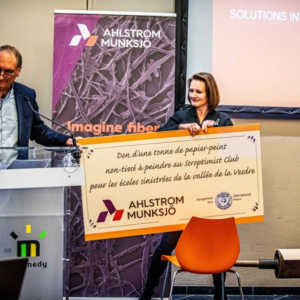 Yves Mélotte, le directeur de l’usine, a remis un bon pour un don d’une tonne de papier-peint à Christine Corne, la présidente du Soroptimist des Photo 3  Fagnes. ( Photo LABEYE Philippe )