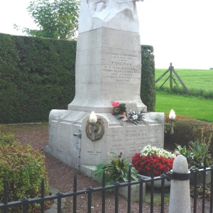 Le monument en bordure de la chaussée 