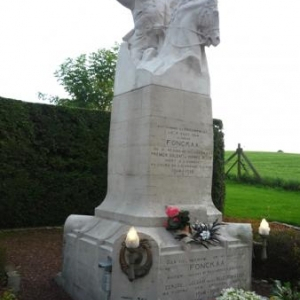 Le monument en bordure de la chaussée 