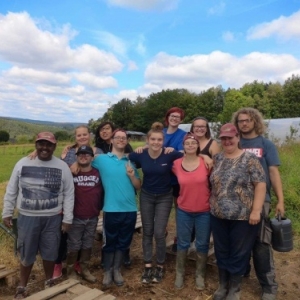  4 jeunes avec les beneficiaires et l’équipe educative de l’asbl CADRE