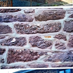 Certaines anciennes vieilles maisons du village construites avec cette roche