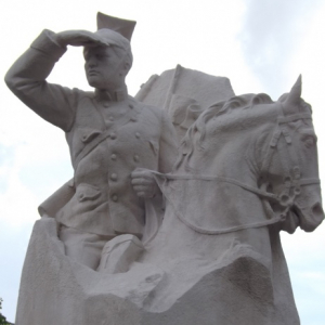 Le monument en bordure de la chaussée 