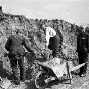 Breendonk était en grande partie protégé par de la terre, les internés étaient condamnés à dégager cette terre…© httpswww.belgiumwwii.bebelgique-en-guerrearticlesbreendonk-auffanglager-1940-1944.html