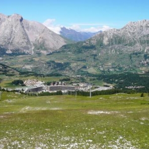 Le site de Superdevoluy, le telesiege et les roches blanchatres typiques du Devoluy 