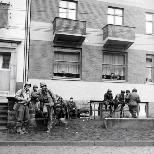 Rond point de l’octroi le 18 décembre 1944. Soldats du 120th infantry regiment in WW2 en attente de s’engager vers Montbijou 