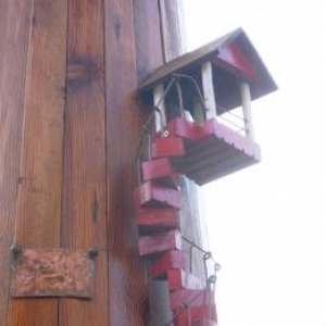 Les details sont soignes : escalier en colimacon, ...