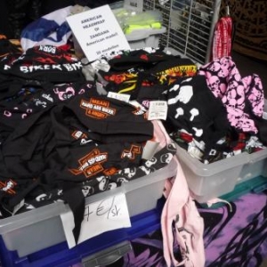 Des stands proposent des articles divers a la vente