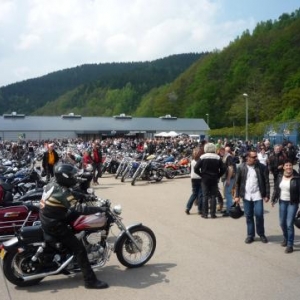 Les parkings - expositions se remplissent au fil des heures