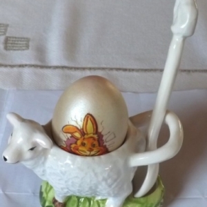 Coquetier en agneau pascal ( oeuf gobe et rempli de chocolat )
