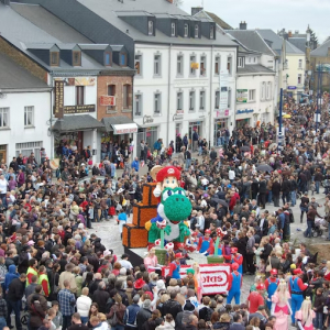Des millions de confettis se retrouvent au sol lors des nombreux carnavals. ©ÉdA – Florent Marot 