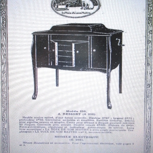 ( Photo 3 ) Dans le catalogue « La voix de son maître » de 1923, le modèle 250 « à double ressort, frein automatique,