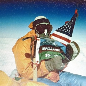 Luther Jerstad | Au sommet de l ’Everest , Barry Bishop déploie le drapeau de la Nat ional Geographic Society au bout d’un piolet | Népal | 1963