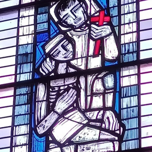 Les deux vitraux qui encadrent le choeur de l'église ont été réalisés par le maître-verrier Louis Jacquemart (1916-1972). Ils veulent conserver le souvenir des deux martyres de Forêt : celui des 5 et 6 août 1914 où une quinzaine de villageois furent abattus par les envahisseurs et celui du 6 septembre 1944 où une soixantaine de maquisards furent tués à bout portant dans la cour du château de Forêt, par les Allemands.