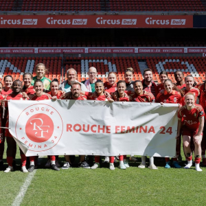 L'équipe du Standard Femina posant avec la bâche du groupe de supporters "Rouche Femina 24" ( L'Avenir )