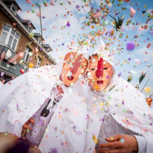 Les Blancs-Moussis fabriquent jusqu'à 8 tonnes de confettis par an, qu'ils soufflent et jettent en quelques heures seulement. Au lendemain du Laetare de Stave