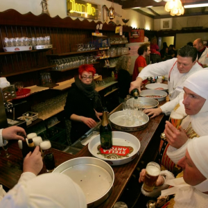 Les gilles aiment le champagne, c'est bien connu Nivelles et Binche renforcent donc leur dispositifs de bulles à verre.