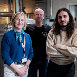 Martine Meurens, une entrepreneuse aubeloise, et son fils, Tom Rodrigues, chimiste, reprennent les rênes de la Brasserie de Liège à La Grand Poste. ©Brass Martine Meurens, une entrepreneuse aubeloise, et son fils, Tom Rodrigues, chimiste, reprennent les rênes de la Brasserie de Liège à La Grand Poste. ©Brass