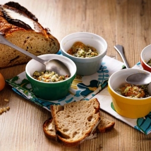 Œufs cocotte aux pignons et à l’estragon