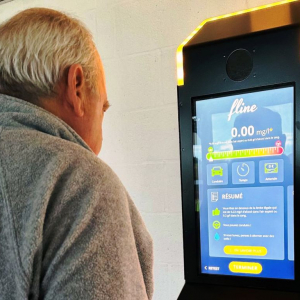 Responsable des infrastructures à Malmundaria, Louma Kopp réalise un test de la borne. ©RFC Malmundaria