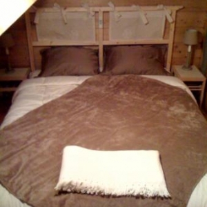 la chambre a l'etage avec lit double