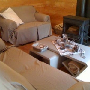 le coin salon avec de confortables fauteuils 