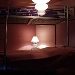 une des chambres avec lit double et un superpose