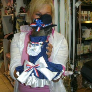 chiwa dans sa robe specialement pour le defile de la patrouille de france
