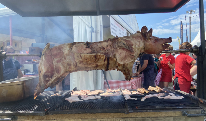Cochon à la broche Le cochon à la broche présenté par le Fumet des Ardennes