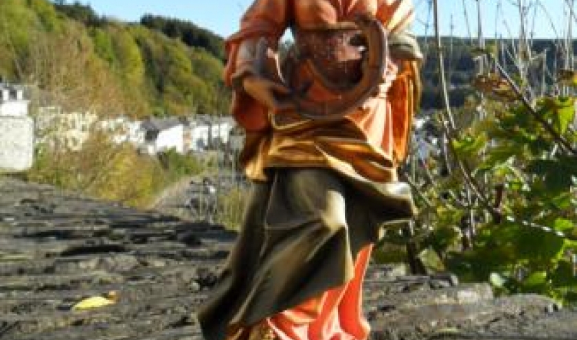 Sinte Catrine avou s'rouwe (statuette en bois, baroque, du Sud-Tyrol; prise sur un muret au Bois des Moines).