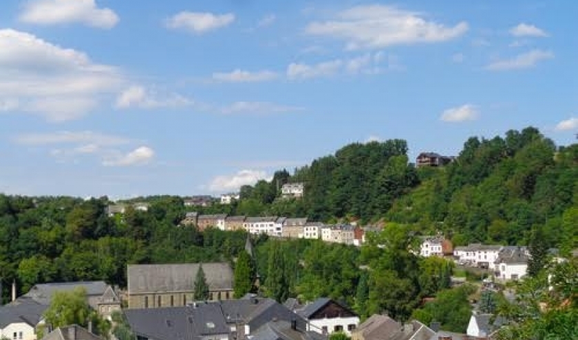 Bois des moines. Une ligne de maisonnettes bien ardennaises marque la vieille route de Liège escaladant rapidement la côte.