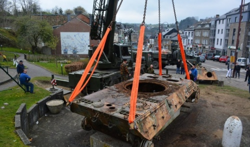 Le tank, direction Bastogne pour restauration. Le tank, direction Bastogne pour restauration.