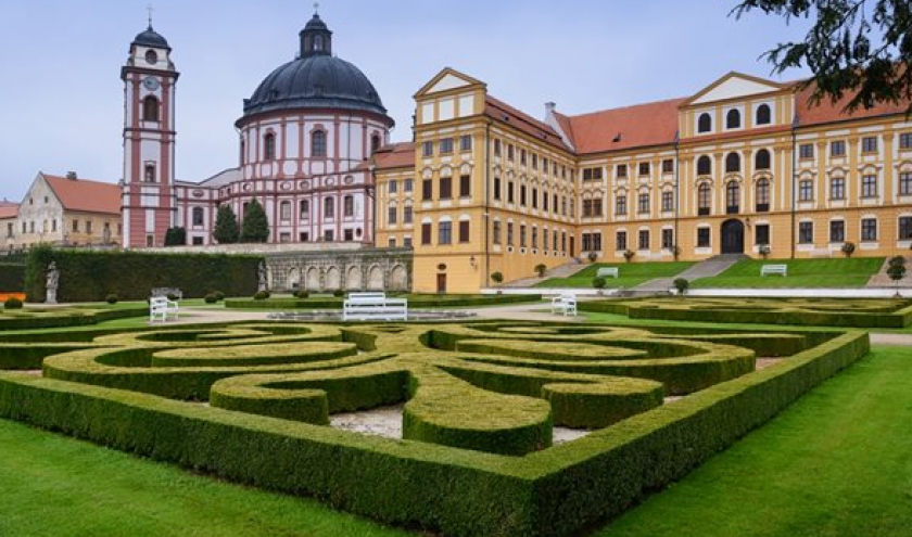 Visitez les plus beaux châteaux tchèques et profitez en même temps d'activités en plein air dans une nature resplendissante. Visitez les plus beaux châteaux tchèques et profitez en même temps d'activités en plein air dans une nature resplendissante.