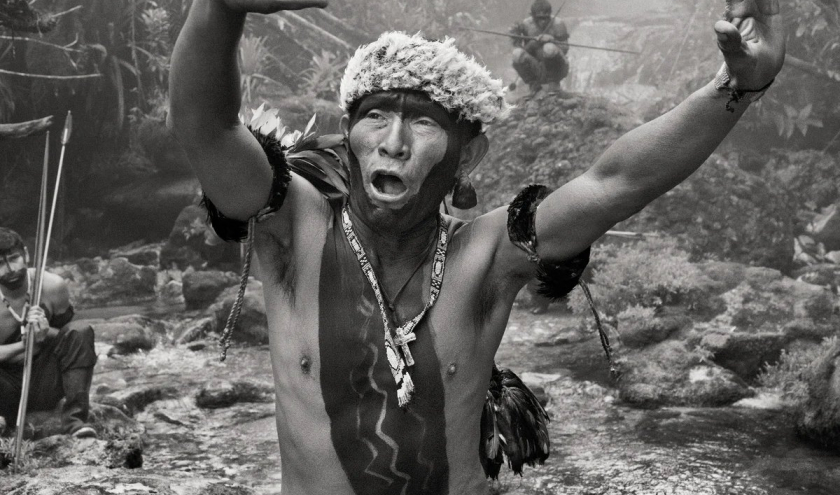 Chaman Yanomami en rituel avant la montée vers le Pico da Neblina © Ph. : Sebastião Salgado