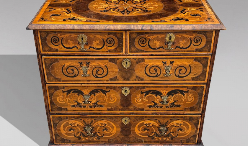 Commode en noyer, incrustée de marqueterie (XVIIe s.) © « Anthony Short Antiques »