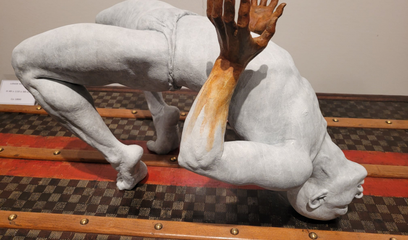 "Revive" (pose de Fred Herrera) © Joan Coderch & Javier Malavia, sur une malle "Louis Vuitton" © Photo : Murielle Lecocq/2021