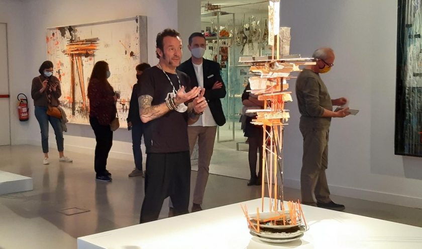 Avec Xavier Roland, directeur du "BAM" et commissaire © "Stilt House" : Arne Quinze © Photo : C.T./"La Province"
