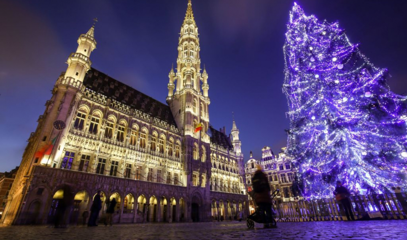 Au coeur des « Plaisirs d’Hiver », l’Hôtel de Ville et le sapin de Raeren © Ville de Bruxelles