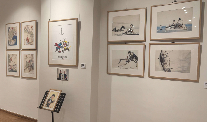 Au centre, oeuvre de Jin Cheng, avec "Sun Wulong" & un "Schtroumpf" © Ph. : M. Schleusner/"CCC"
