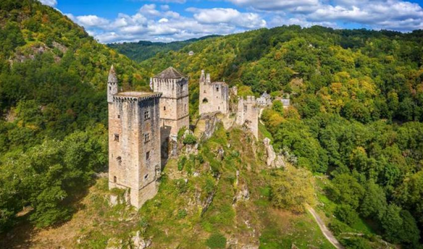« Les Tours de Merle », un castrum médiéval de 200 m de longueur © « Corrèze Tourisme »