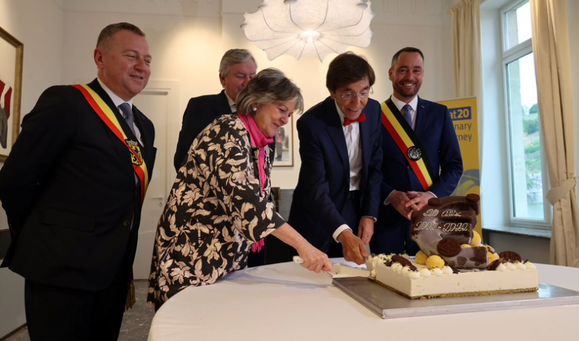La découpe du gâteau du 20è anniversaire, par Elisa Ferreira et Elio Di Rupo © Photo : Murielle Lecocq